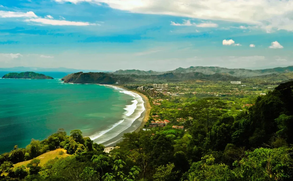 La baie de Jaco vue depuis les hauteurs, entre jungle et océan Pacifique