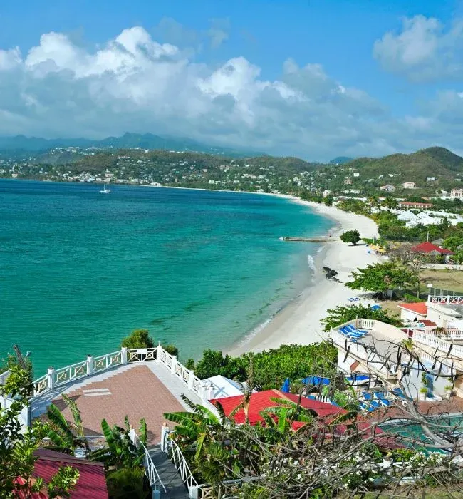 Plage de sable clair et eau turquoise vue depuis les hauteurs